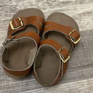 See wee sunsan sandals